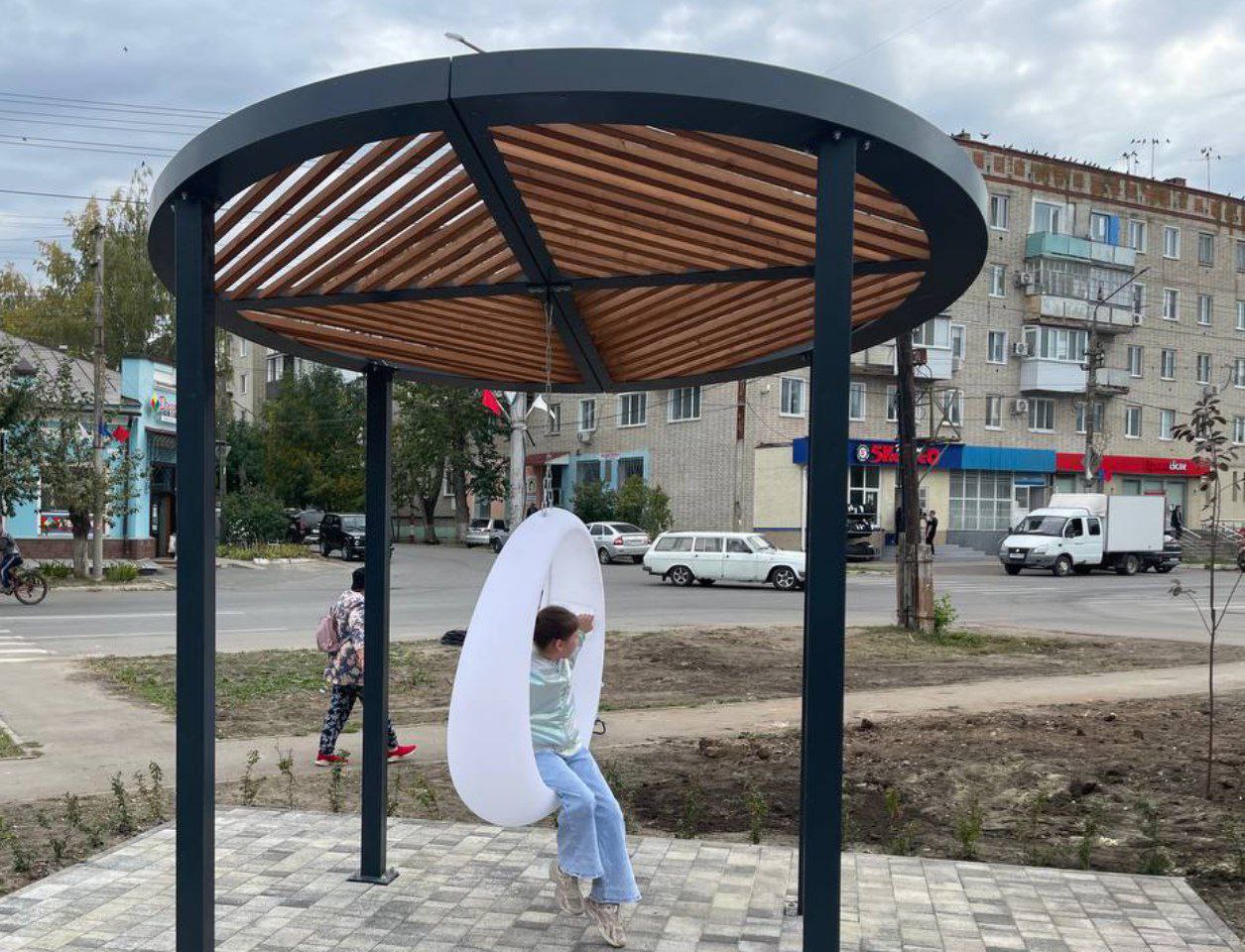 В саратовском сквере в первый же день развалились светящиеся качели